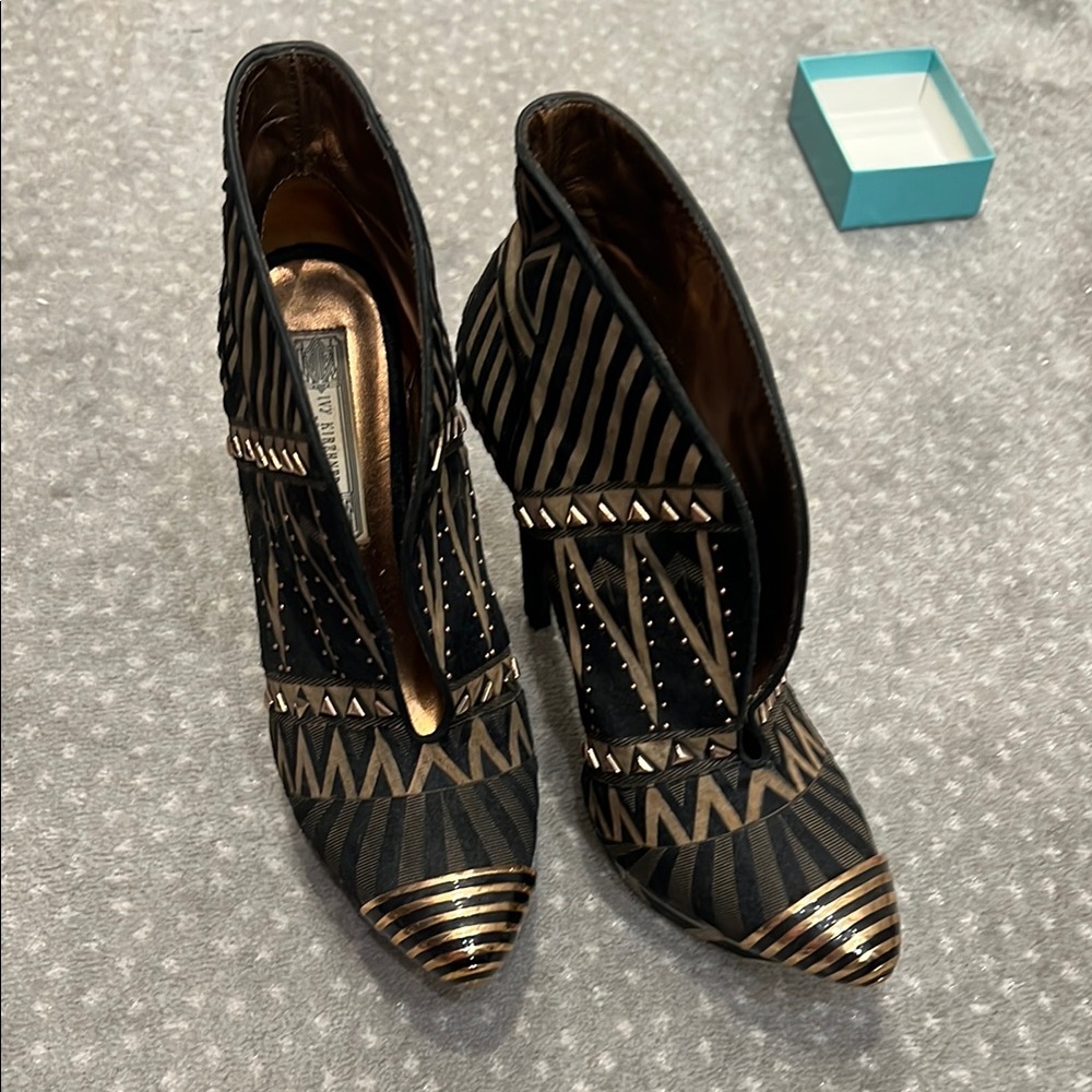 Elegant Black and Gold Women's Shoes